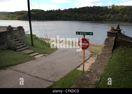 Livello di acqua sulla strada durante non normale alluvione fiume Ohio Mosca Ohio. Vedere foto CFKDC7 per manometro durante l'alluvione Foto Stock