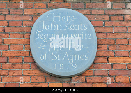 Placca a muro che indica dove John Keats ha iniziato a scrivere "la vigilia della festa di sant Agnese.". Foto Stock