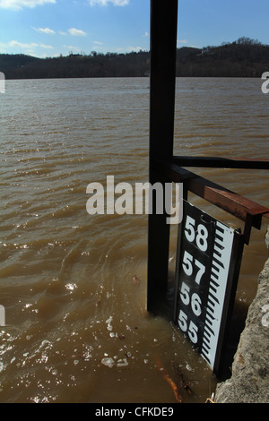 Il livello di acqua sul manometro durante l'alluvione del fiume Ohio nuovo Richmond Ohio. Vedere foto CFKDE4 per manometro durante l'alluvione non Foto Stock