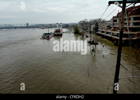 Livello dell'acqua durante l'alluvione del fiume Ohio Covington Kentucky il normale livello di fiume foto CFKDH9 Foto Stock