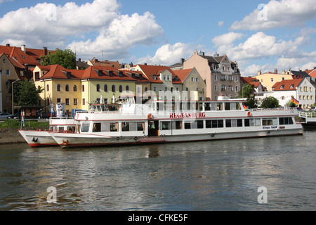 Il fiume di Regensburg barca ormeggiata sul fiume Danubio a Regensburg, Germania Foto Stock