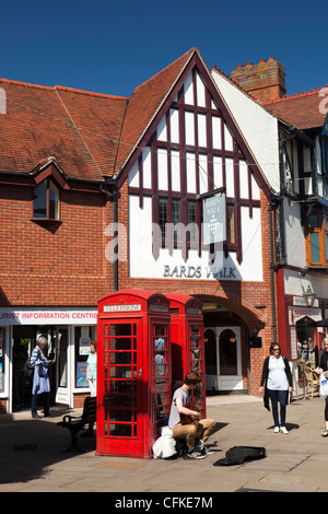 Warwickshire, Stratford on Avon, Henley Street, la chitarra classica-playing busker giocando da k6 caselle telefono Foto Stock