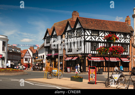 Warwickshire, Stratford on Avon, Bridge Street, Costa Coffee in metà edificio con travi di legno su Henley Street Junction Foto Stock