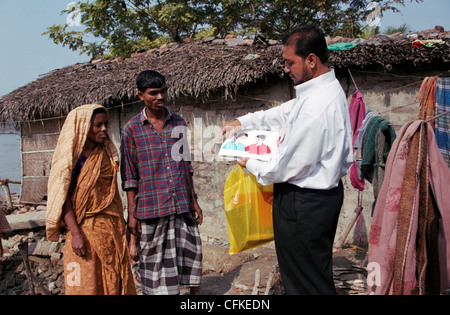 Un uomo che lavora su una campagna di informazione contro il virus HIV e AIDS sulla campagna in Bangladesh. Foto Stock