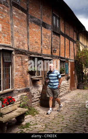 Warwickshire, Stratford on Avon, Sheep Street, Falstaff esperienza mondo Tudor visitatore cortile di attrazione Foto Stock