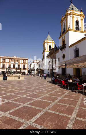 Il Socorro Plaza e la chiesa parrocchiale di Ronda Spagna meridionale Foto Stock