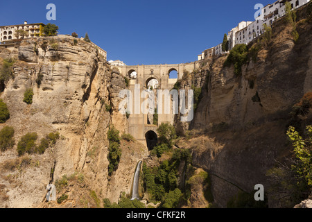 La profonda El Tajo gorge e Puente Nuevo ponte in Ronda Andalusia, Spagna Foto Stock