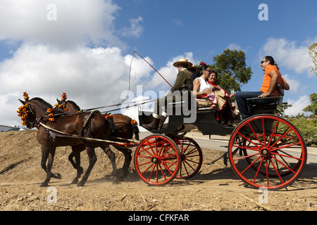 Due carrozza con passeggeri godendo una giornata fuori, La Cala de Mijas, Andalusia. Spagna Foto Stock