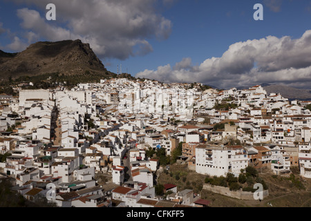 Tipico spagnolo bianco-lavato villaggio posto su una collina a Alora, Andalusia, Spagna Foto Stock