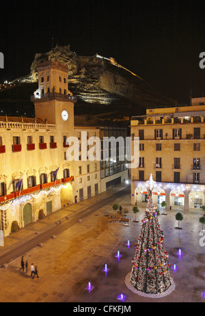 Il municipio di notte con il Castello di Santa Bárbara in background, Plaza del Ayuntamiento, Alicante, Spagna Foto Stock