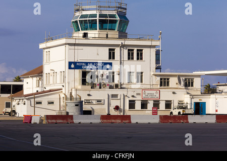 Il sistema di controllo del traffico aereo edificio che mostra la presenza di RAF all'aeroporto di Gibilterra Foto Stock