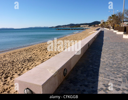 Mare con sabbia e la passerella a Lavandou, sud della Francia, dal bel tempo Foto Stock