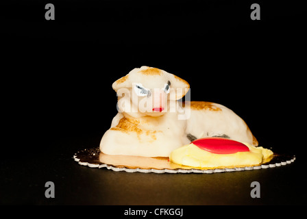 In casa di marzapane torta di pecora, Dolce pasquale tipico in Sicilia, isolato su nero Foto Stock