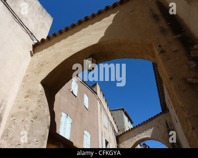 Arcata con lampada e edifici con persiane chiuse in Saint Tropez, Francia, dal bel tempo Foto Stock