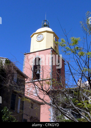 Rosa famoso campanile di Saint Tropez, Francia, dietro i rami di un albero dal bel tempo Foto Stock