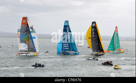 2012 Volvo Ocean Race contestants arrotondamento superiore boa porto durante la sosta di Auckland in-port race 17 Marzo Foto Stock