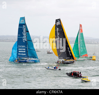 2012 Volvo Ocean Race contestants arrotondamento superiore boa porto durante la sosta di Auckland in-port race 17 Marzo Foto Stock