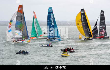 2012 Volvo Ocean Race contestants arrotondamento superiore boa porto durante la sosta di Auckland in-port race 17 Marzo Foto Stock