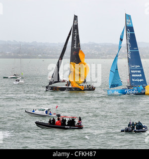 2012 Volvo Ocean Race contestants arrotondamento superiore boa porto durante la sosta di Auckland in-port race 17 Marzo Foto Stock