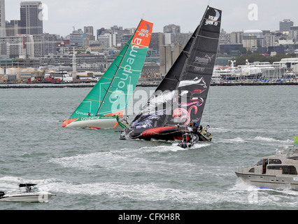 2012 Volvo Ocean Race contestants Puma e Groupama, testa per la finitura, Auckland In-port race, Marzo 17 Foto Stock