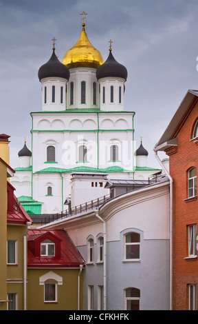 La Cattedrale della Trinità a Pskov, vista da Zapskoviye. Foto Stock