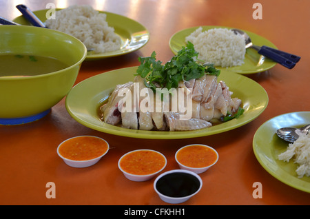 Gourmet tailandese di pollo cotto a vapore e riso servito con deliziose zuppe e salse Foto Stock