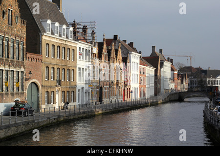 Maestose case in Bruges fodera un canale Foto Stock