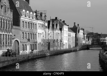 Maestose case in Bruges fodera un canale in bianco e nero Foto Stock