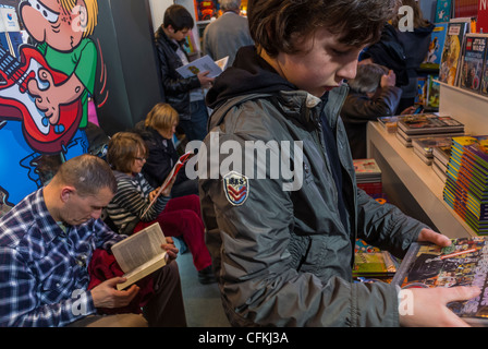 Parigi, Francia, gruppi medi, ragazzi maschi che leggono fumetti in francese Salon du Livre, Fiera del libro, Biblioteca, Fiera commerciale, ragazzi parigi Foto Stock