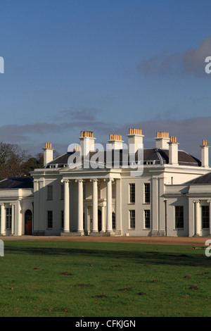 Hylands House, un grado II* neoclassica villa situata all'interno di Hylands Park, Chelmsford Essex, Regno Unito. Foto Stock