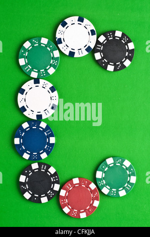 Contatori per il gioco in un casinò sul verde di uno sfondo Foto Stock