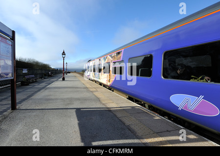 A nord del convoglio ferroviario alla stazione Garsdale, Carlisle per estinguere la linea ferroviaria, Yorkshire Dales, Inghilterra Foto Stock