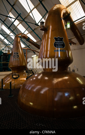 Alambicchi di rame in una distilleria di whisky in Scozia Foto Stock