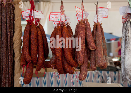 Salsicce di Maiorca appeso nel mercato di Alcudia, Maiorca, SPAGNA Foto Stock