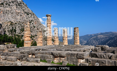 Tempio di Apollo (IV sec.. A.C.) in Delphi, Grecia Foto Stock