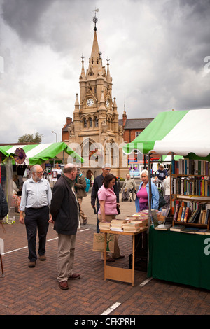 Warwickshire, Stratford on Avon, Rother Mercato in corso sotto la croce del mercato Foto Stock