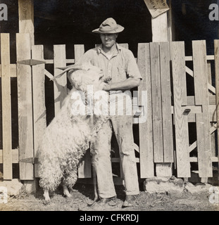 L'agricoltore che abbraccia una pecora Foto Stock