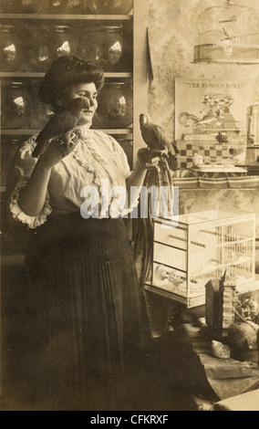 Donna Pet Shop proprietario con due pappagalli Foto Stock