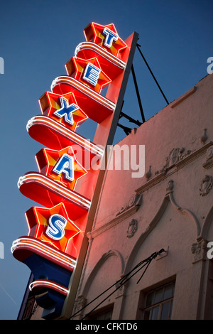 Insegna al neon fuori Texas Theatre, il luogo in cui Lee Harvey Oswald è stato arrestato poco dopo aver assertivamente assassinare JFK. Foto Stock