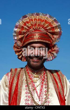 Punjabi tradizionale abito e copricapo indossata da un Dholi - o il batterista - a Birmingham REGNO UNITO Foto Stock