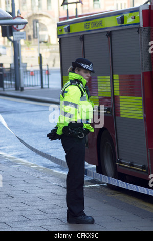 Femmina funzionario di polizia a un disastro esercitazione in Leeds City Centre Foto Stock