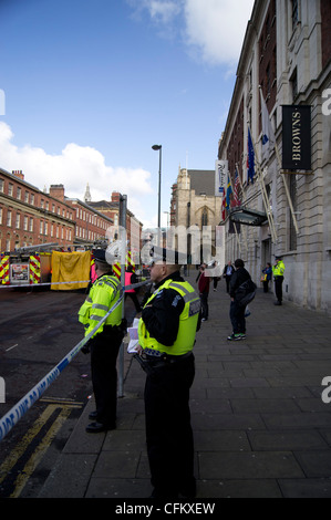 Gli ufficiali di polizia a un disastro esercitazione in Leeds City Centre Foto Stock