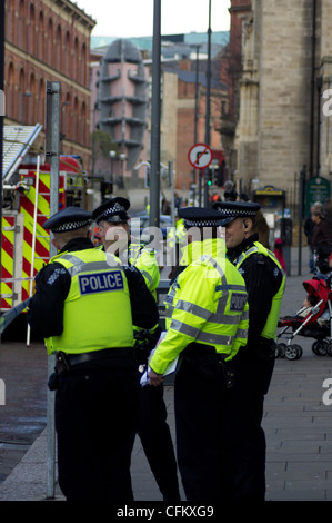 Gli ufficiali di polizia a un disastro esercitazione in Leeds City Centre Foto Stock