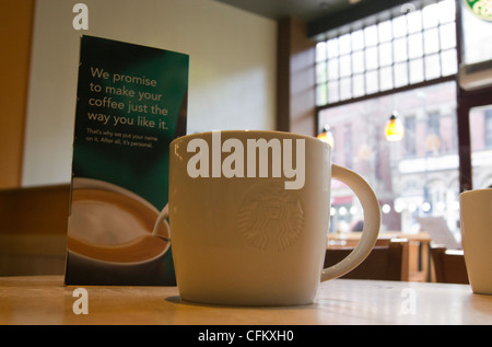 All'interno di Starbucks, Headrow in Leeds City Centre Foto Stock