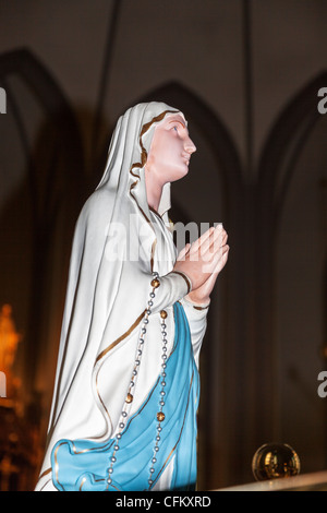 Statua di una monaca in preghiera nell'Landakotskirkja Cattedrale cattolica romana, Reykjavik, Islanda Foto Stock