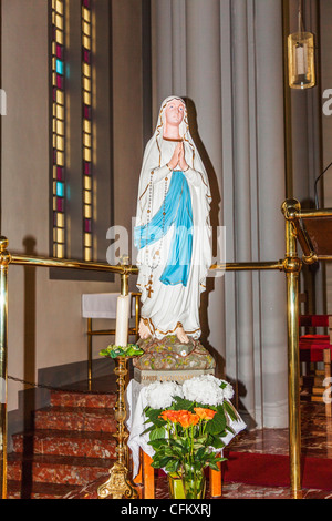 Statua di una monaca in preghiera nell'Landakotskirkja Cattedrale cattolica romana, Reykjavik, Islanda Foto Stock