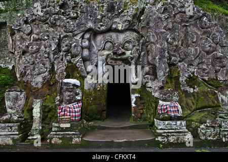 Balinese in pietra scolpita grotta (Goa Gajah), in un tempio indù Bali Indonesia, South Pacific Asia. Foto Stock