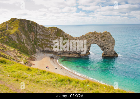 I bambini godere una vacanza a porta di Durdle, West Lulworth, Dorset, Regno Unito Foto Stock