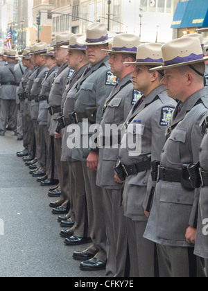 Nuove forze di polizia di stato marciando in un corteo Foto Stock