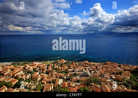 Il medievale 'castletown' di Monemvasia (o Malvasia'), in Laconia Prefettura, Peloponneso, Grecia Foto Stock